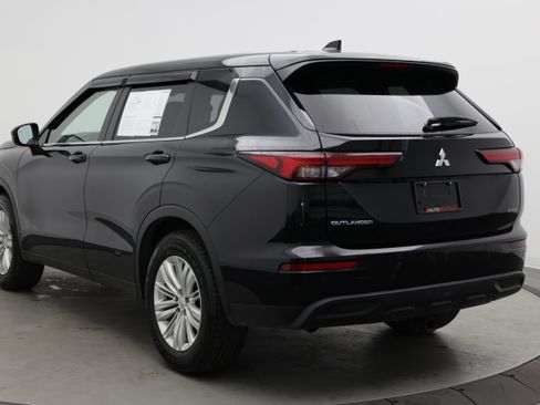 Used 2024 Mitsubishi Outlander ES FWD image 5