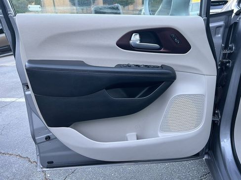 Used 2017 Chrysler Pacifica Limited w/ Tire & Wheel Group image 23