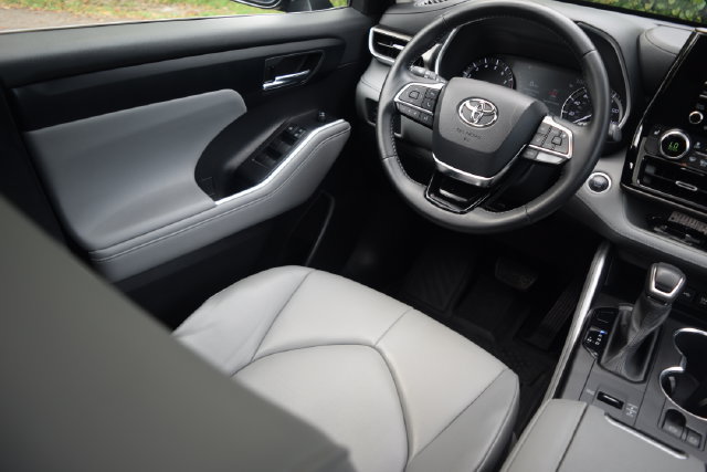 Used 2021 Toyota Highlander XLE FWD image 2