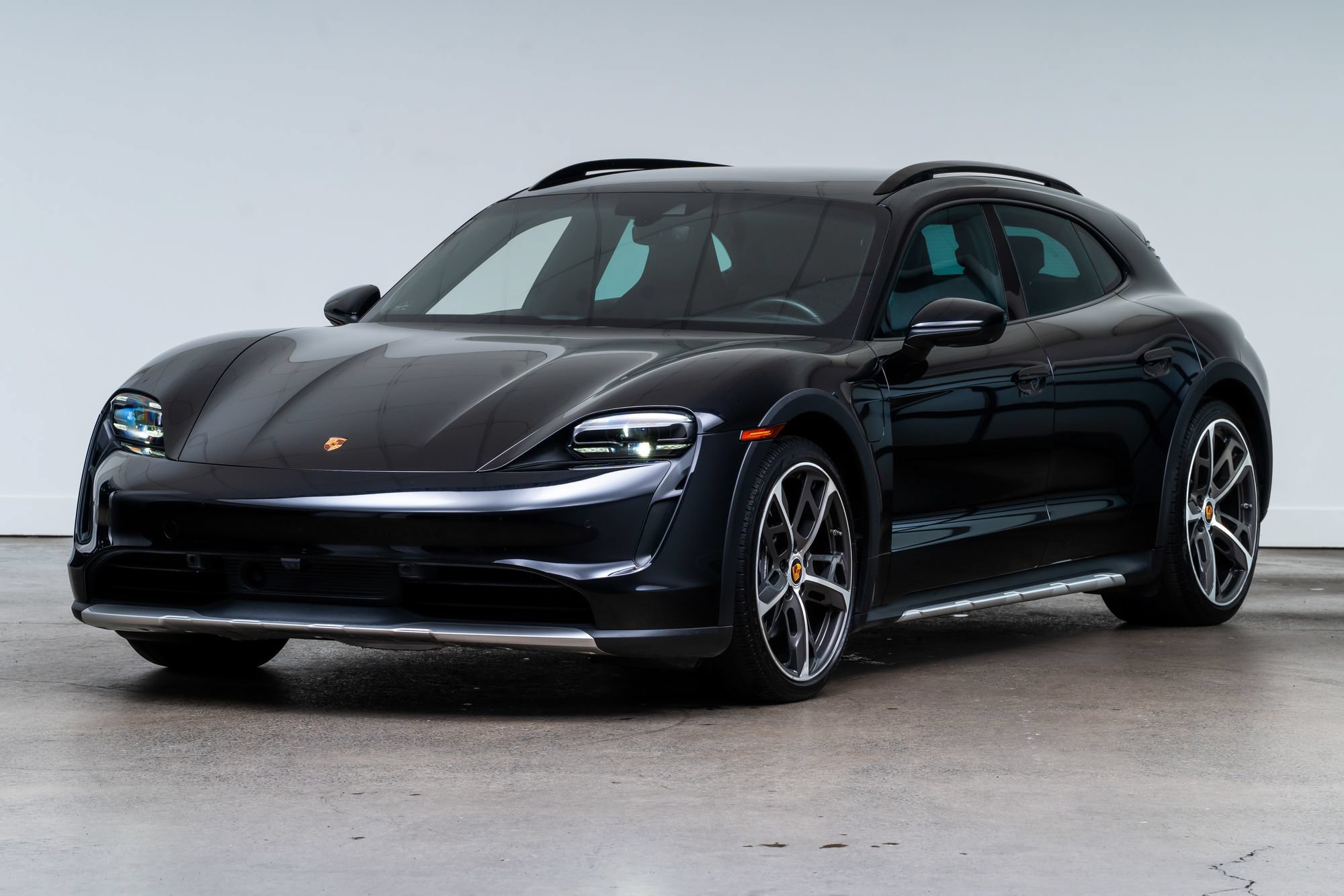 Used 2022 Porsche Taycan 4 Cross Turismo w/ Premium Package AWD/4WD image 3