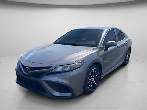 Used 2023 Toyota Camry SE image 2