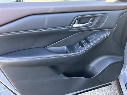 Used 2023 Nissan Rogue SL w/ SL Premium Package image 18