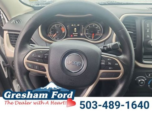 Used 2017 Jeep Cherokee Sport FWD image 18