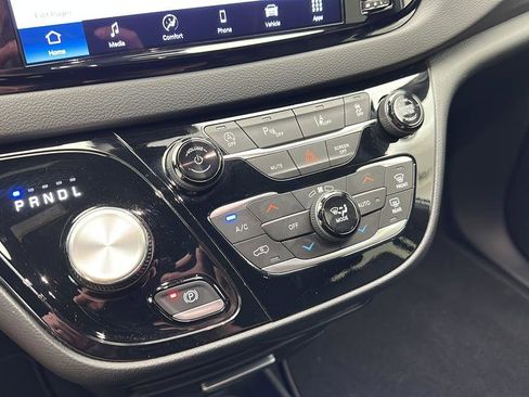 Used 2025 Chrysler Pacifica Select FWD image 18