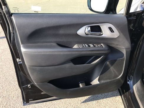 Used 2025 Chrysler Pacifica Limited FWD image 10