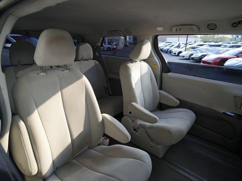 Used 2011 Toyota Sienna image 23