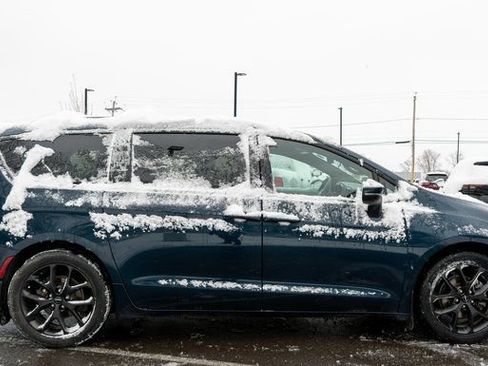 Used 2023 Chrysler Pacifica Touring-L w/ S Appearance Package image 5