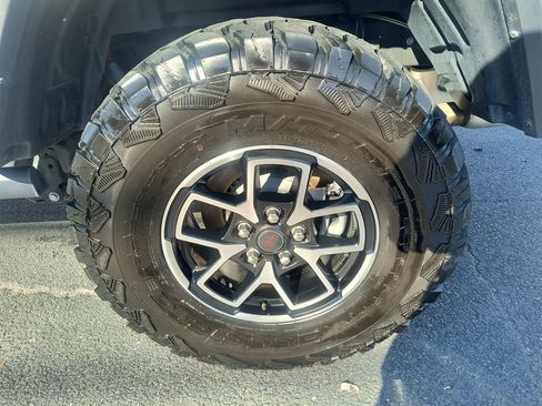 Used 2025 Jeep Gladiator Rubicon w/ Convenience Group AWD/4WD image 10
