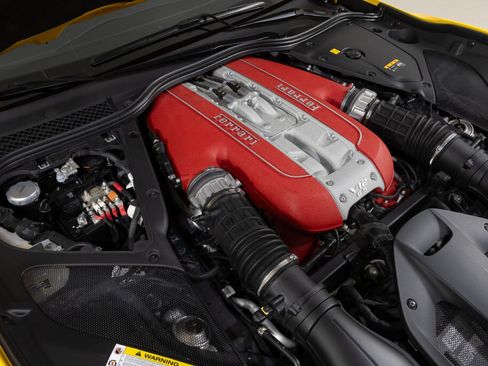 Used 2018 Ferrari 812 Superfast RWD image 32