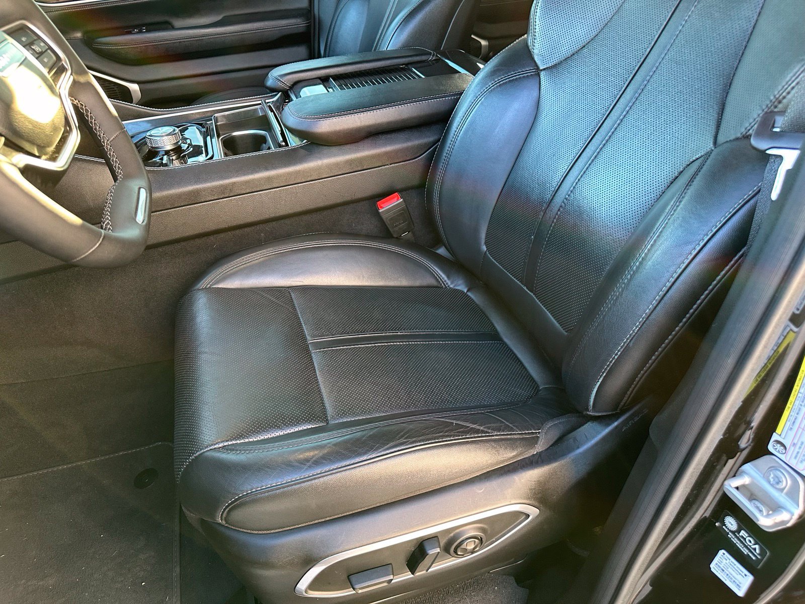 Used 2024 Jeep Wagoneer L 4WD w/ Rear Seat Video Group 1 image 13