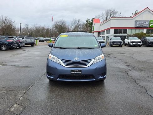 Used 2017 Toyota Sienna LE image 3