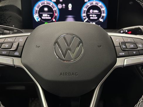 Used 2025 Volkswagen Tiguan SE AWD/4WD image 16