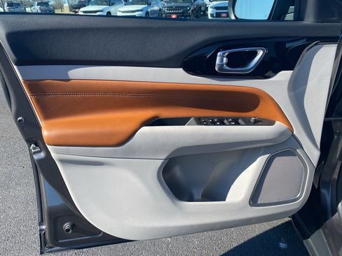 Used 2022 Jeep Compass Limited image 9