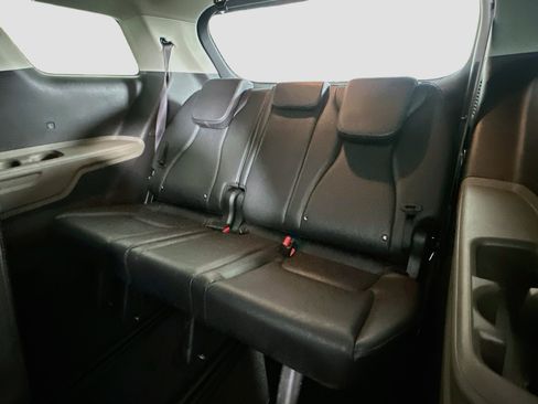 Used 2025 Kia Carnival FWD image 30