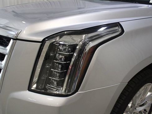 Used 2020 Cadillac Escalade ESV Premium Luxury AWD/4WD image 35