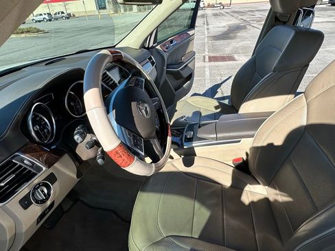 Used 2013 Mercedes-Benz GL 550 4MATIC image 32