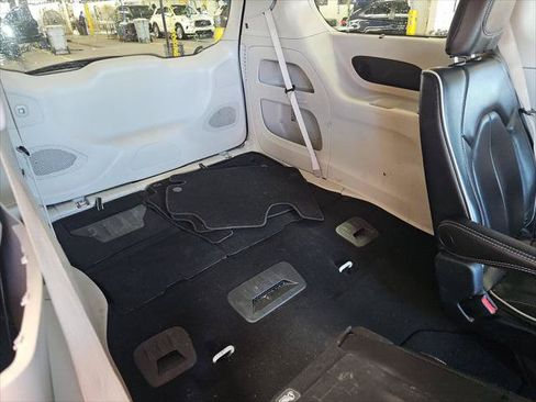Used 2023 Chrysler Pacifica Limited FWD image 12