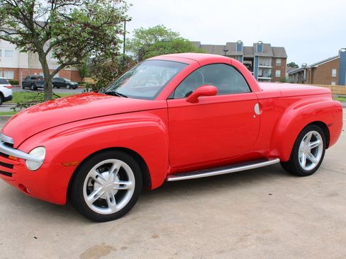 Used 2004 Chevrolet SSR w/ Preferred Equipment Group RWD image 23
