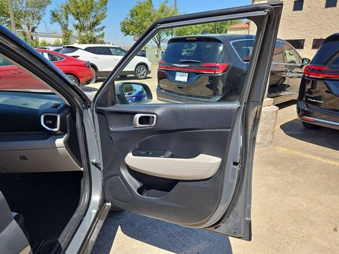 Used 2025 Hyundai Venue SEL FWD image 33