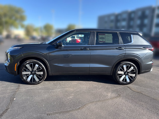 Used 2025 Mitsubishi Outlander SE AWD/4WD image 2