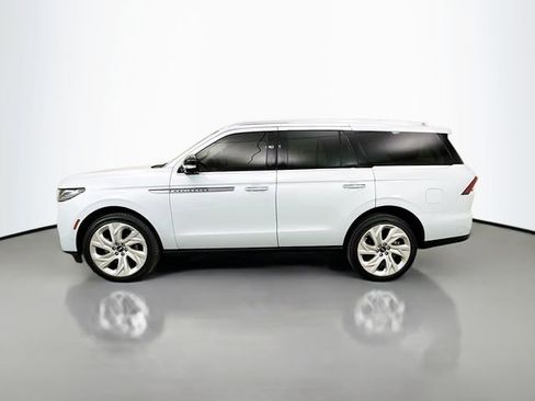 Used 2025 Lincoln Navigator Reserve image 4