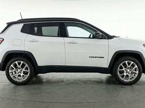 Used 2025 Jeep Compass Limited image 11
