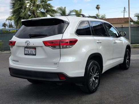 Used 2017 Toyota Highlander Plus FWD image 3