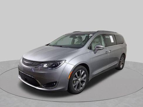 Used 2017 Chrysler Pacifica Limited w/ Advanced Safetytec Group FWD image 2