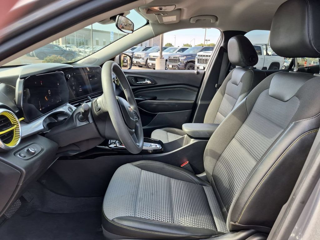 Used 2025 Chevrolet Trax LT FWD image 20