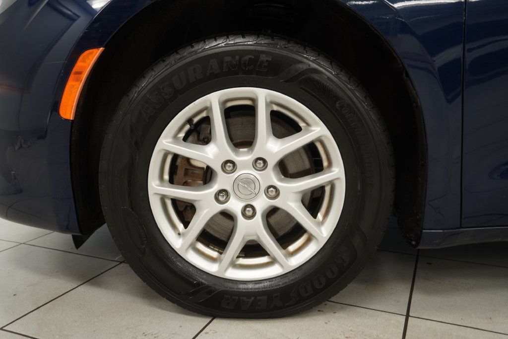Used 2017 Chrysler Pacifica Touring FWD image 16