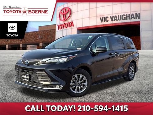 Used 2024 Toyota Sienna XLE image 1