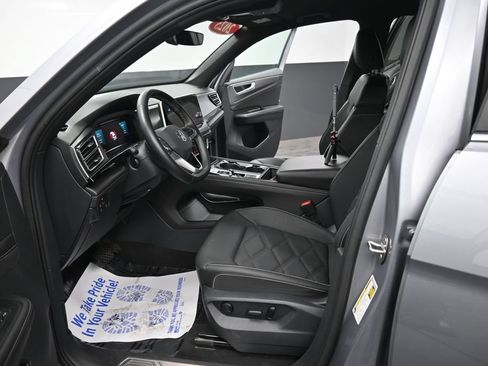 Used 2025 Volkswagen Atlas Cross Sport SE FWD image 32