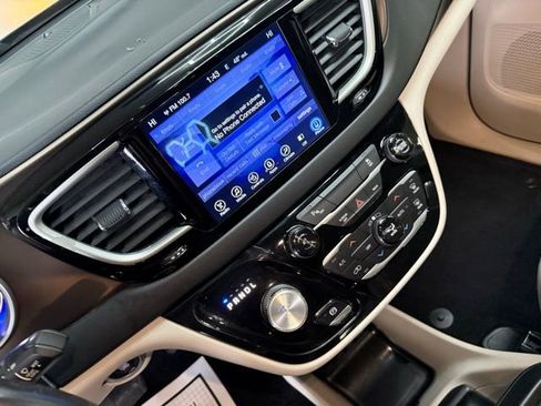 Used 2017 Chrysler Pacifica Touring-L w/ Tire & Wheel Group image 28