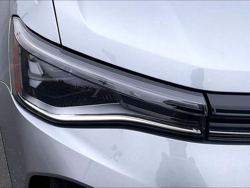 Used 2025 Volkswagen Taos SE FWD image 32