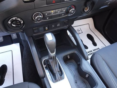 Used 2022 Nissan Frontier SV w/ Technology Package image 17