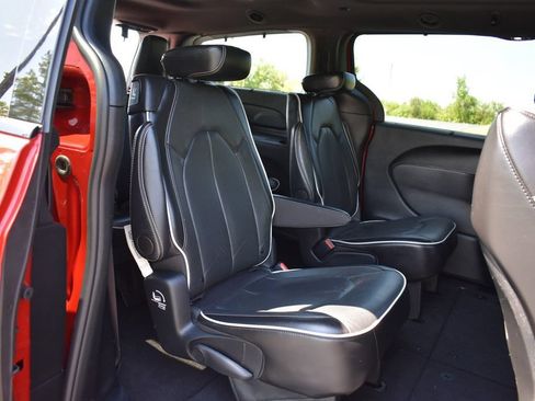 Certified 2025 Chrysler Pacifica Limited FWD image 27