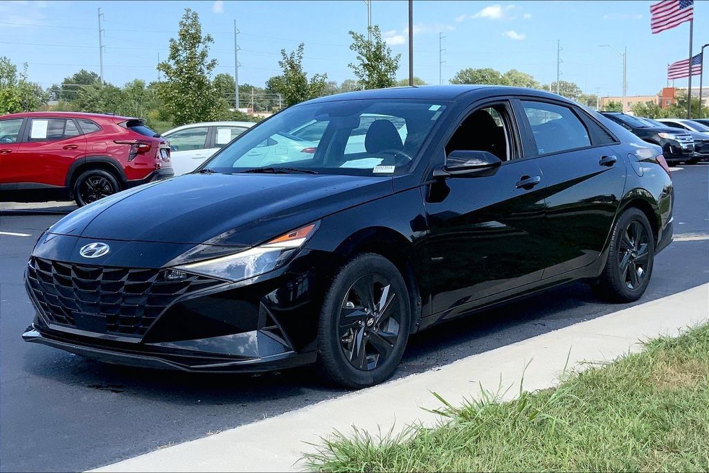Used 2022 Hyundai Elantra SEL w/ Convenience Package FWD image 5