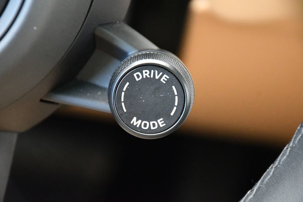 Certified 2025 Porsche Cayenne AWD/4WD image 26