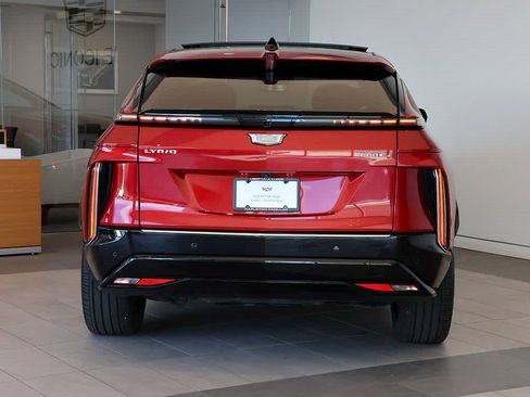 Used 2025 Cadillac Lyriq Luxury w/ LPO, Floor Liner Package AWD/4WD image 4