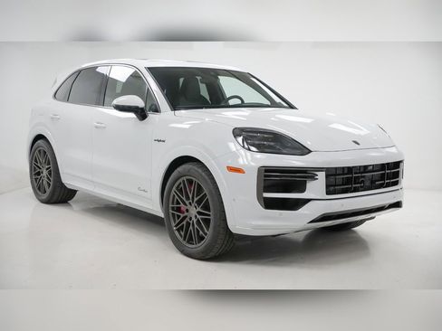 New 2025 Porsche Cayenne Turbo image 8