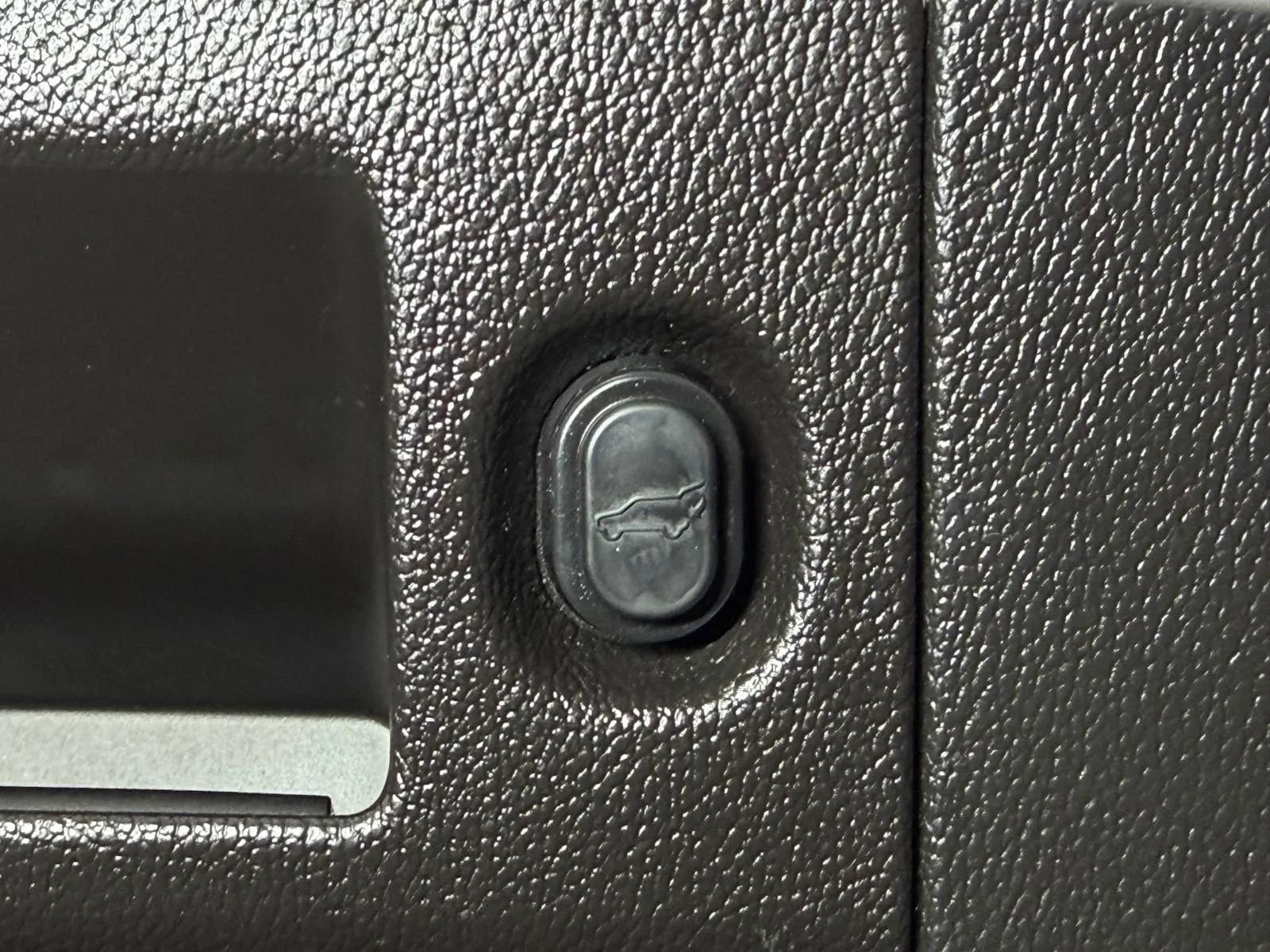 Used 2015 Chevrolet Suburban LT RWD image 17