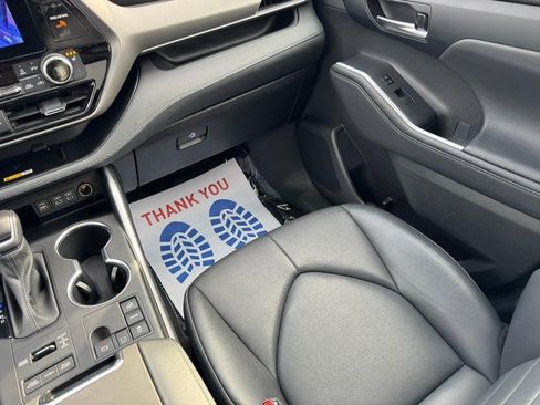 Used 2023 Toyota Highlander XLE image 16