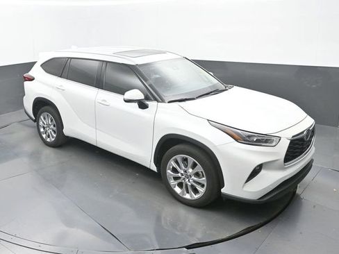 Used 2023 Toyota Highlander Limited image 13