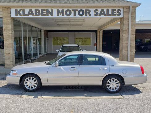 Used 2010 Lincoln Town Car Signature Limited image 2