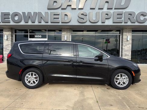 Used 2023 Chrysler Voyager LX FWD image 3