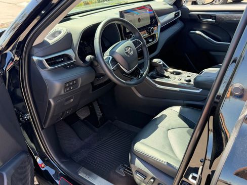 Used 2025 Toyota Highlander Platinum AWD/4WD image 13