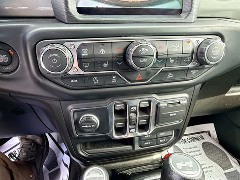 Used 2022 Jeep Wrangler Unlimited Sahara w/ Cold Weather Group AWD/4WD image 15