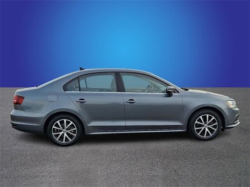 Used 2018 Volkswagen Jetta SE image 4