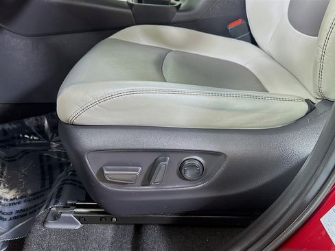 Used 2020 Toyota RAV4 XLE Premium image 18