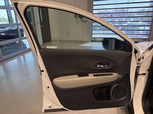 Used 2022 Honda HR-V EX image 11